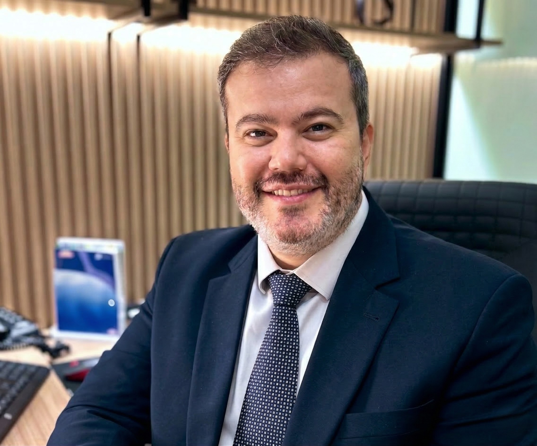 Dr. Matheus Castilho em seu consultório